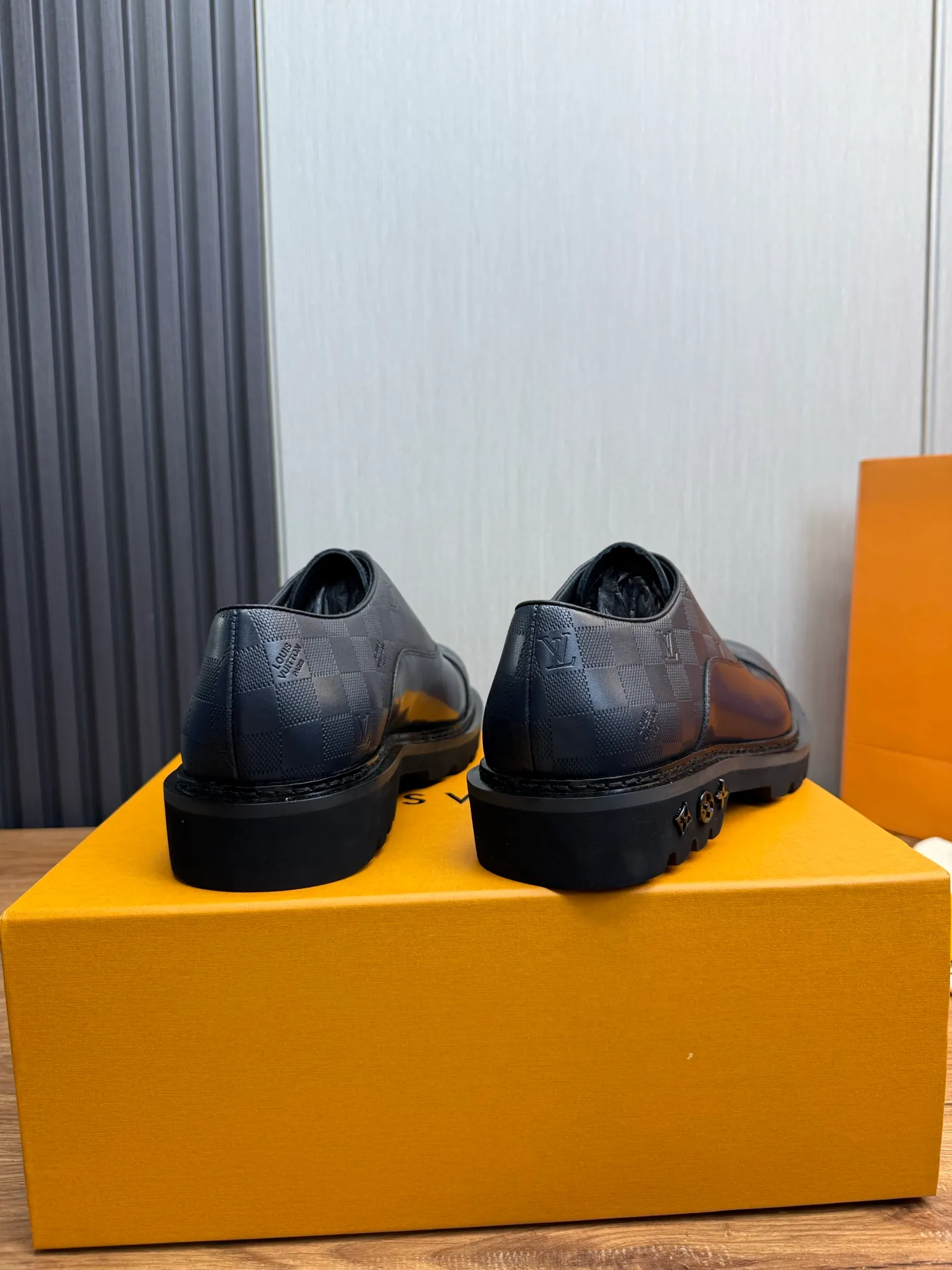 Men's shoes 💰900💰 LV. Men's casual lace-up leather shoes, the latest hot style 🔥 1:1 original purchase quality, top quality goods ⬆️The upper is imported open-edge beaded cowhide, cowhide, and cow suede. The hand-made three-dimensional stitching highlights the round toe design. The inner foot pads are all imported cowhide, with the original wear-resistant foam outsole, matching code 39-44, (38, 45 custom-made, non-refundable)